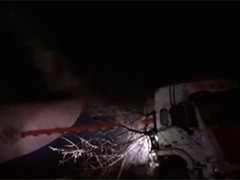 山东滨州：雪天路滑 货车失控致燃气泄漏