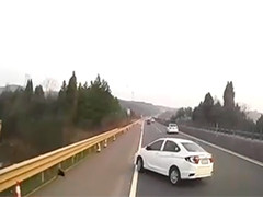 二广高速邵阳段：高速行车强行变道 车辆几乎报废
