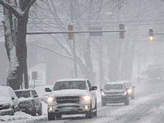 冬季风暴袭击美国 导致大面积停电和车祸