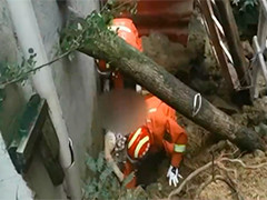 江西赣州山体滑坡致女子被埋 消防员徒手挖泥救人