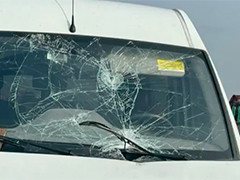 G1521常嘉高速 货车掉落铁块击中后车挡风玻璃