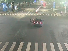 摩托车深夜闯红灯冲撞小车 公共视频记录惊险瞬间
