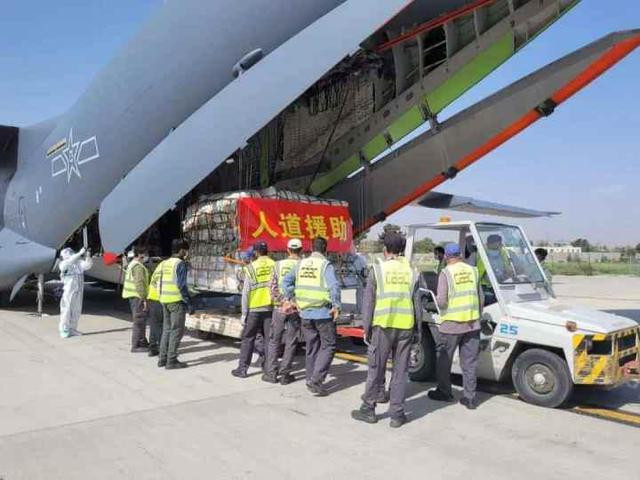 中国政府援阿抗震救灾物资运抵喀布尔