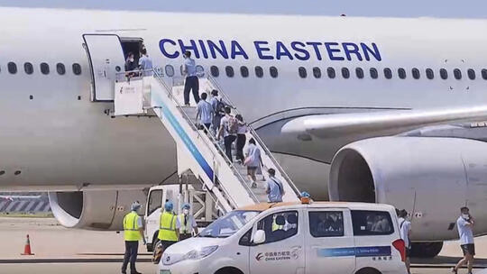 上海210名核酸检测人员抵达海口 驰援海南抗疫