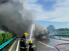 安徽阜阳货车高速上起火 消防员紧急扑救