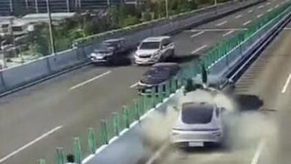 小鹏车主开辅助驾驶功能 高架桥上撞上临停车辆