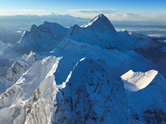 人类首次携带无人机放飞珠穆朗玛峰