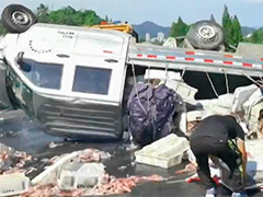 宁波货车爆胎翻车 60多箱鱿鱼撒落高速路