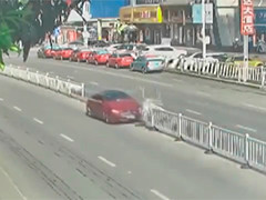 广西河池：婴儿哭闹 母亲分心驾驶撞翻护栏