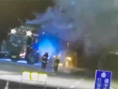 广西河池：大货车爆胎自燃 10吨西瓜受损