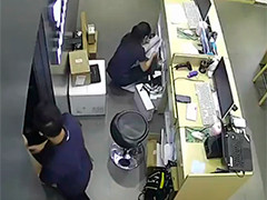 炒鞋欠债无力偿还 手机店员监守自盗