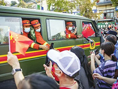 灭火英雄返程离开渝 市民夹道热烈欢送