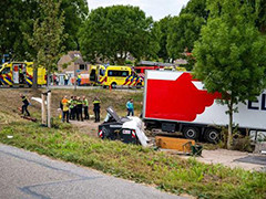 荷兰 卡车冲入聚会人群 已致6死7伤