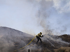 美国加州山火肆虐 极端天气阻碍防火灭火