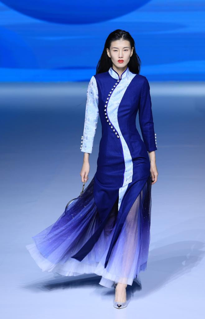 中国国际时装周 现代设计融合传统之美 “中国时尚”受青睐