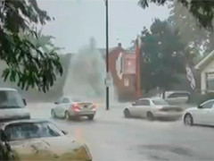 美国芝加哥暴雨洪水来袭 下水道涌出“喷泉”
