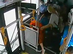 重庆:女子乘车突然昏厥 公交司机紧急送医