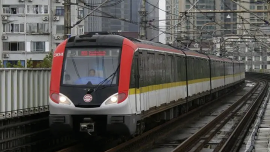 台风“梅花”在上海二次登陆 上海地铁部分线路停运 地铁巡查持续进行