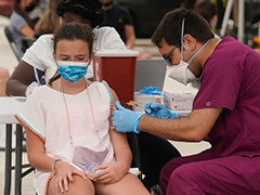 美国儿童疫苗接种率低 学生新冠感染数量激增