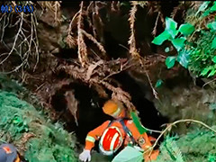 云南红河：男子被困山洞5天 消防紧急救援