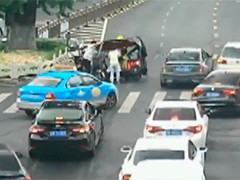 扬州:三轮车侧翻压住老人 警民合力抬车救援