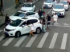 浙江衢州 42秒斑马线上众人抬车救两孩