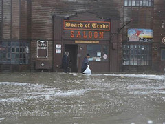 美国阿拉斯加州遭遇10年来最强风暴 多地发布洪水警报