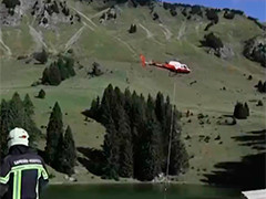 瑞士海拔3000米山顶餐厅起火 直升机空运湖水灭火