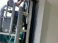 上海奉贤两名工人被困30米高空 消防紧急救援