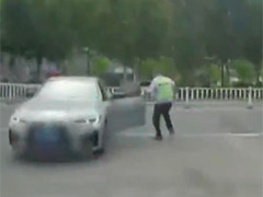 山东聊城：学校门口轿车失控冲向马路 交警以身拦车紧急刹停