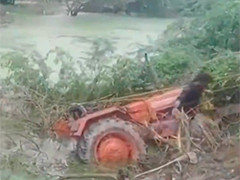 印度一载有47人拖拉机坠入池塘致10人死亡