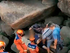 广东惠州 男子跌落山谷 消防成功救援