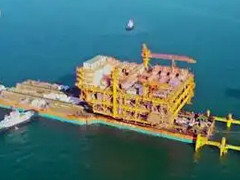 渤海亿吨级油田中心平台浮托安装成功