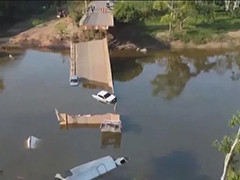 巴西北部一座跨河大桥坍塌致十余人死伤