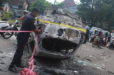 印尼东爪哇省发生球迷冲突 造成125人死亡