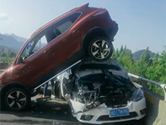 浙江高速發生連環追尾 前車被“頂”上后車車頂