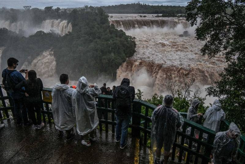 暴雨導致伊瓜蘇大瀑布水流量激增 創下紀錄