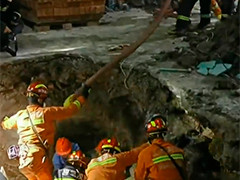 上海坑道坍塌两工人被压 消防救援成功脱困