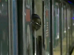 纽约地铁又“夺”人命 男子遭列车拖下轨道