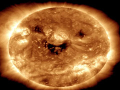 美国航天局发布太阳“微笑”图像