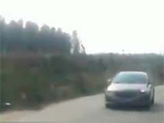 湖南岳阳：驾驶员分心拿手机 撞上对面车辆