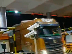 广西高速：深夜疯狂冲卡 11辆货车违规上高速
