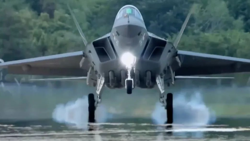 韩国自研KF- 21战斗机2号原型机首次试飞成功