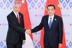 李克强会见新加坡总理