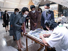 彭丽媛同亚太经合组织经济体领导人及代表配偶共同参观大城府国家艺术博物馆