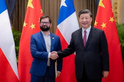 习近平会见智利总统
