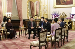 习近平和彭丽媛会见泰国国王和王后