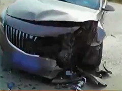 湖南：司机驾车时捡手机分心 撞上对向车辆