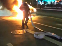上海：轿车行驶中自燃起火 司机报警求助
