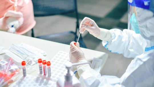 不折不扣落实疫情防控优化措施：科学精准 以快制快 更加坚决落实防疫措施